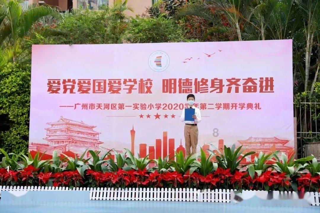 闪亮派对上的女孩